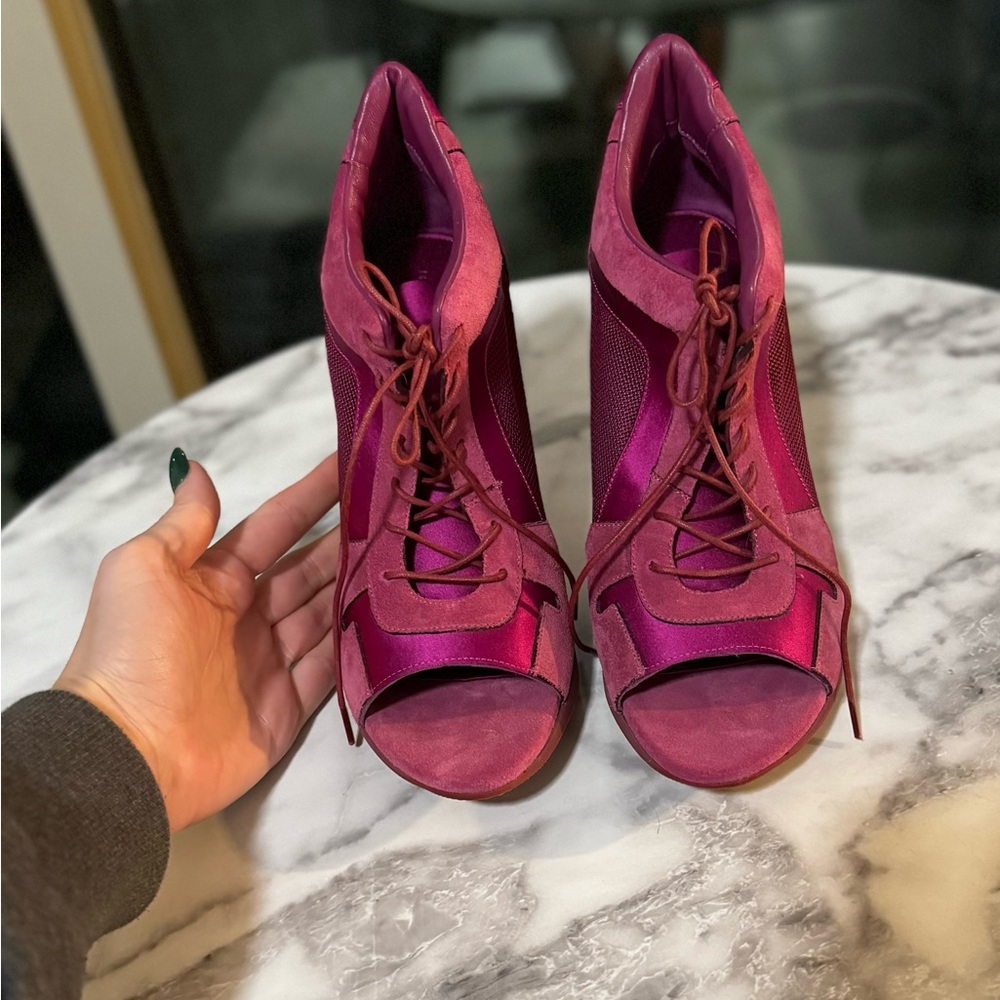 BURBERRY STILETTOS - Picture 3 of 3